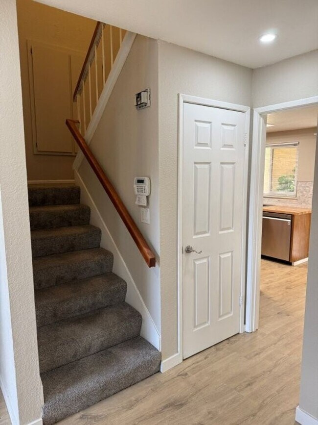 Building Photo - Updated 3 Bedroom 2.5 Bath 2 Story Condo Fairfield *Star Rentals