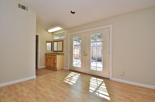 Building Photo - $3,790 4 BEDROOM VERY NICE REMODELED CENTR...