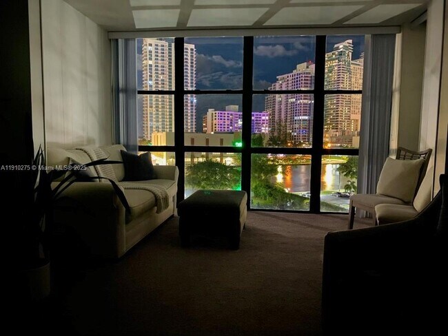 Building Photo - 800 Parkview Dr