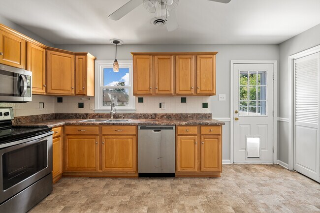 Building Photo - 5712 Sara Kay Dr