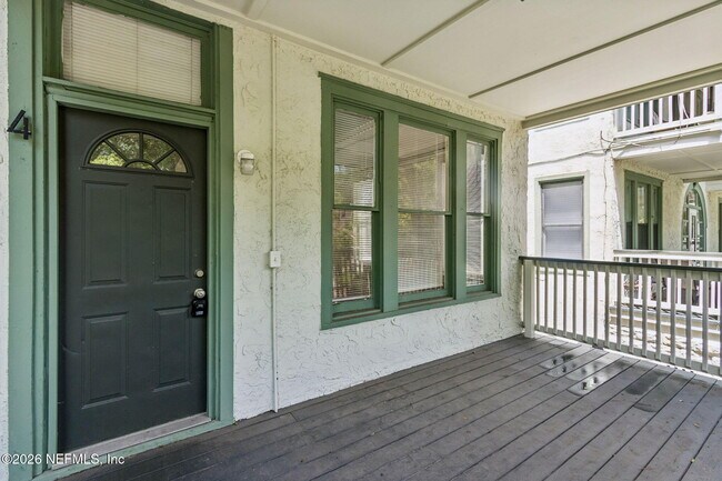 Building Photo - 2749 Vernon Terrace