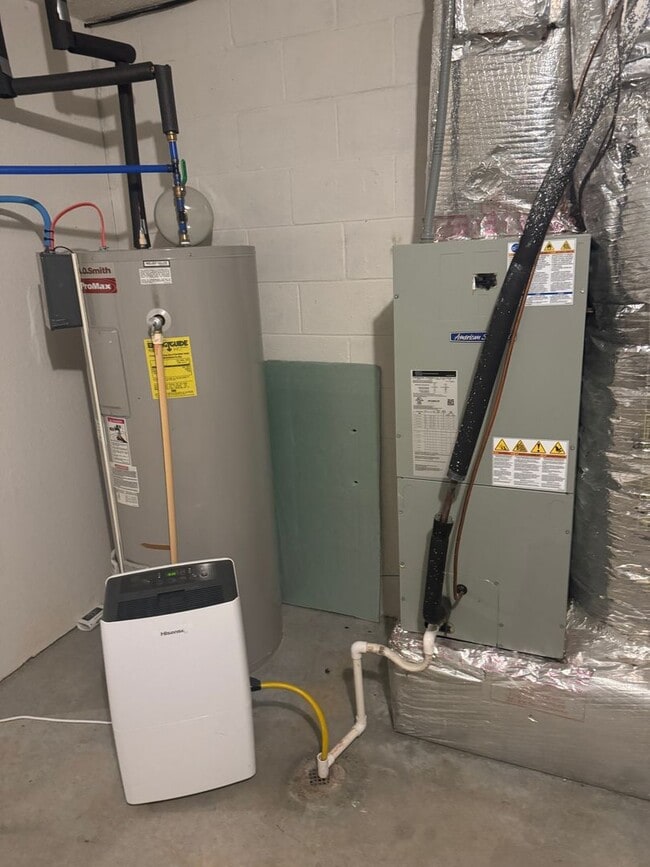 Building Photo - Updated Townhouse In Hunter Hills