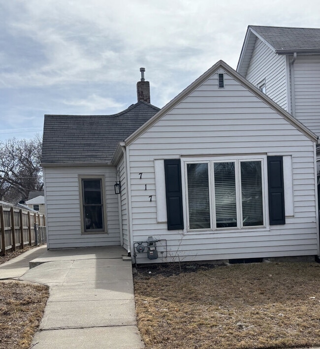 Building Photo - 717 C St