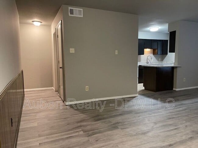 Building Photo - 921 W Rochelle Rd