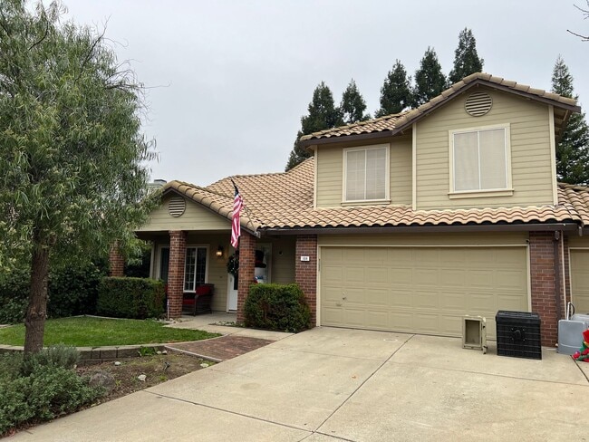 Primary Photo - Wonderful 4 Bedroom Home Near Parks With Shopping Nearby!