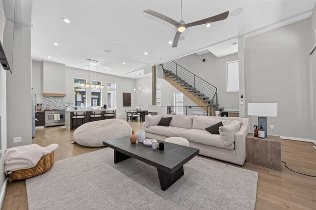 Building Photo - 607 Memorial Heights Dr