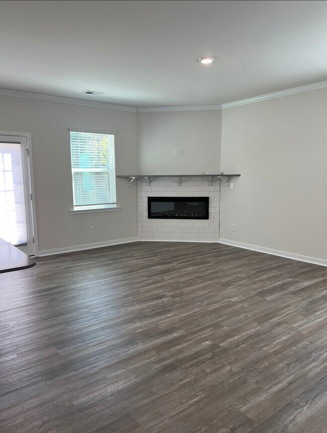 Building Photo - 422 Janie Cir