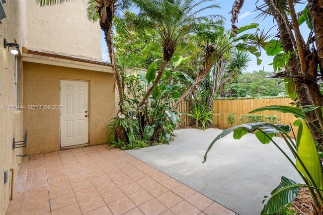 Building Photo - 627 E Mowry Ct