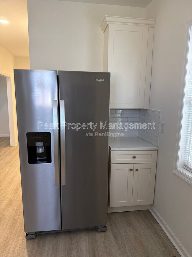 Building Photo - 3016 Parkwood Ave