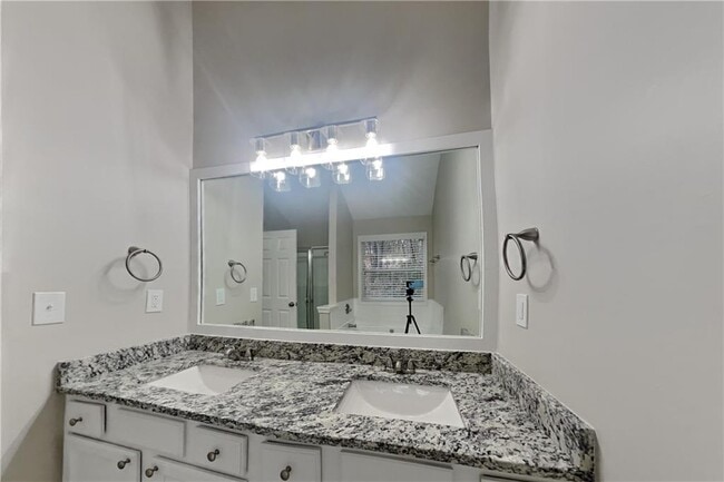 Building Photo - 775 James Ridge Dr