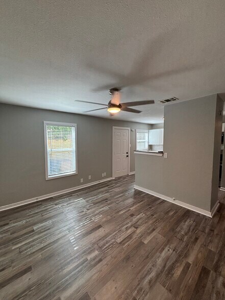 Living Room - 2805 Crest Avenue