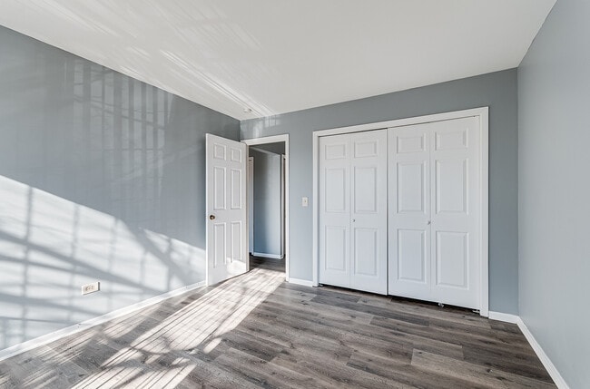 Building Photo - 190 S Waters Edge Dr