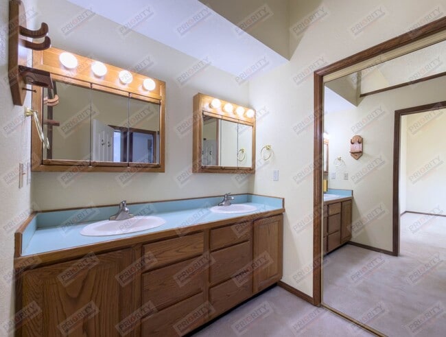 Building Photo - Main level living!