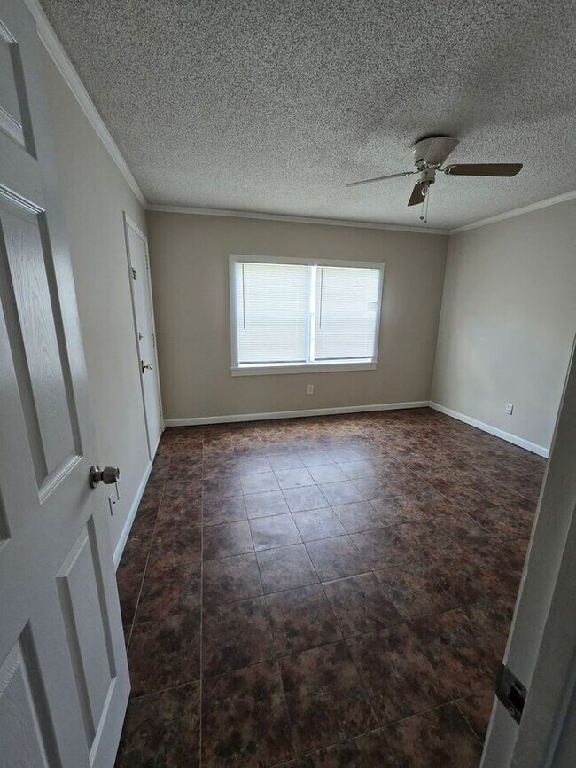 Building Photo - 2 bedroom Townhome off Pensacola Available