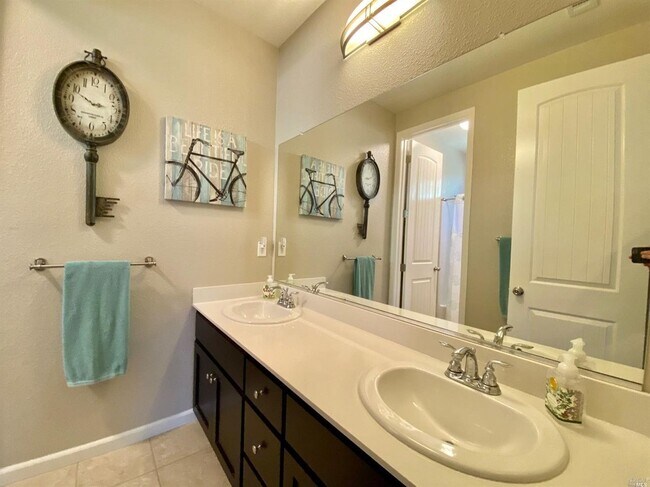 Building Photo - Living in Luxury in a Peaceful Setting