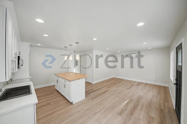 Building Photo - Unit B