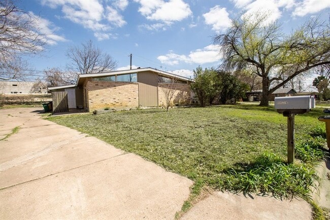 Building Photo - 2710 St Edwards Cir