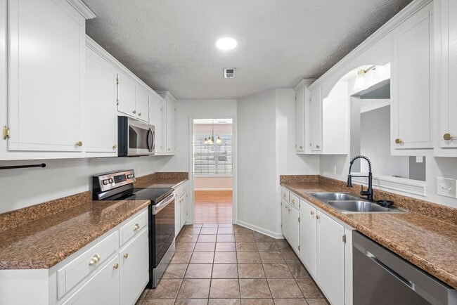 Building Photo - Pet Friendly Five Bedroom with Basement!