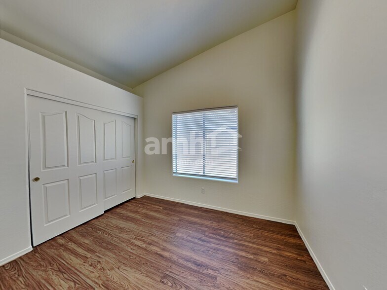 Building Photo - 717 W Beth Dr