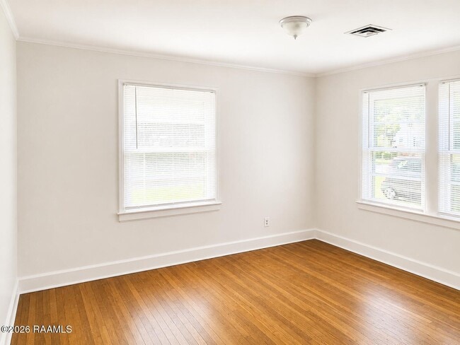 Building Photo - 116 Oak Crest Dr