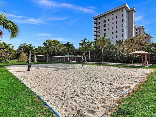 Building Photo - 2901 S Palm Aire Dr