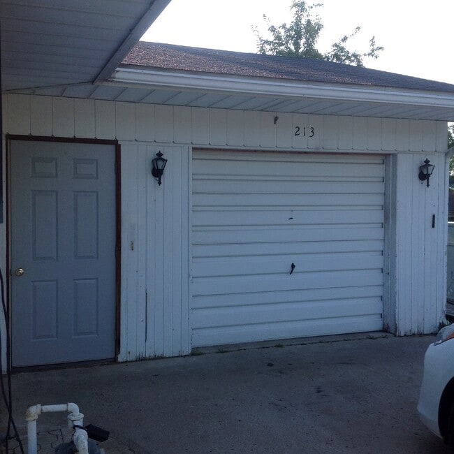 Building Photo - 213 Crystal Vly Dr