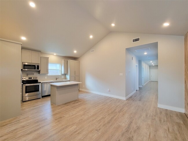 Building Photo - 216 W Live Oak St