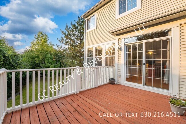 Building Photo - ***2300 SF END UNIT W/LOTS OF LIGHT / 2 BD...