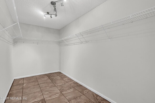 Building Photo - 1413 Heather Ct