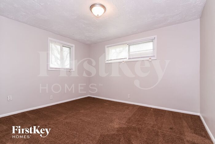 Building Photo - 6616 Oakview Dr N
