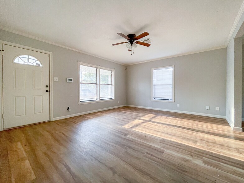 Building Photo - 207 N Bermuda St