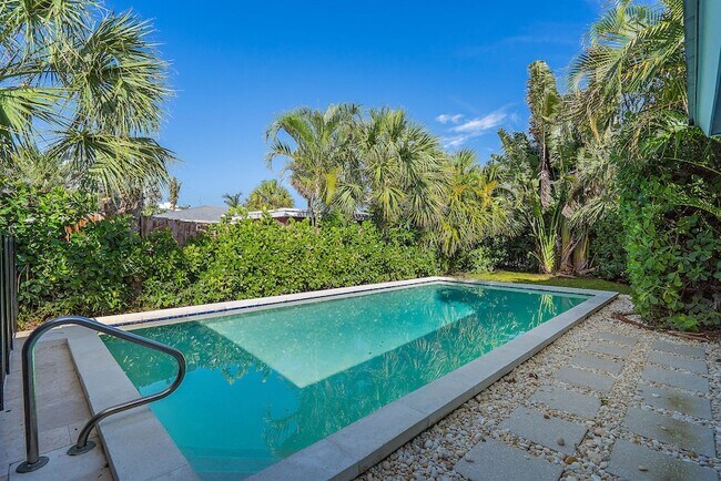 Building Photo - 461 Jupiter Ln