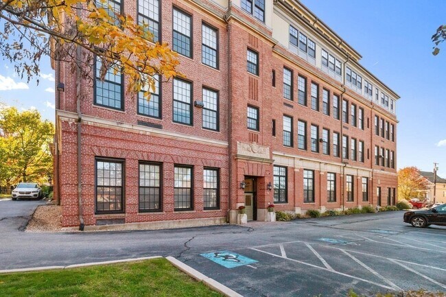 Building Photo - 72 Ashland St