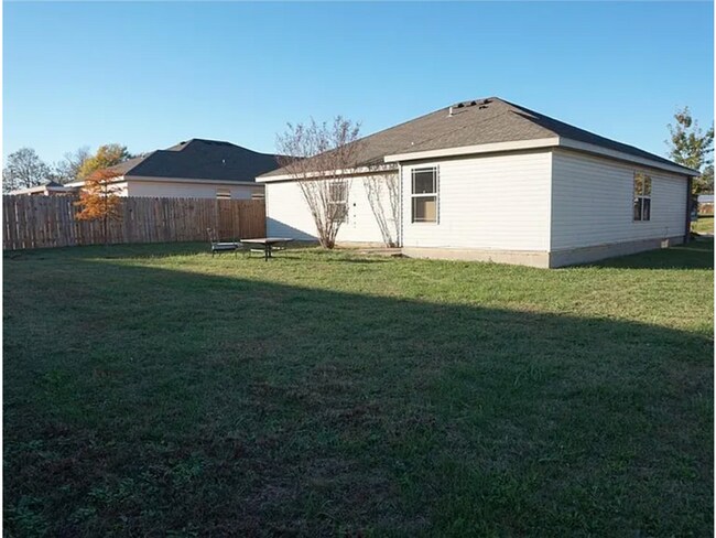 Building Photo - Lovely 4-Bedroom, 2-Bathroom Single Family...