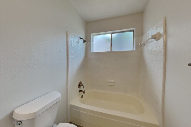 Building Photo - 1915 Creston Dr