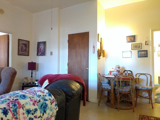 Primary Photo - 1557 Main St