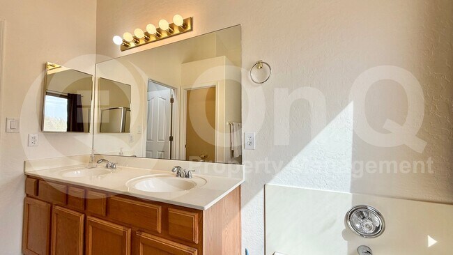 Building Photo - 417 E Cantebria Dr