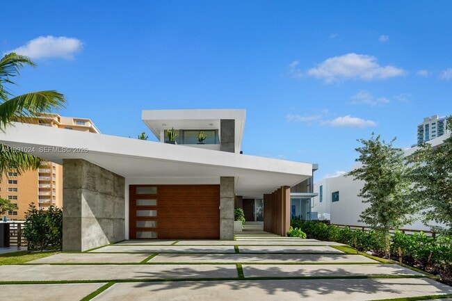 Building Photo - 501 Palm Dr