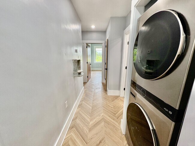 Building Photo - 5616 Phillips Ave