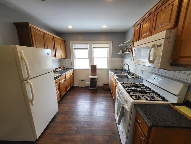 Building Photo - 300 Forest Hill Dr