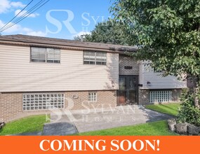 Building Photo - Charming 3BR 2.5BA split foyer home