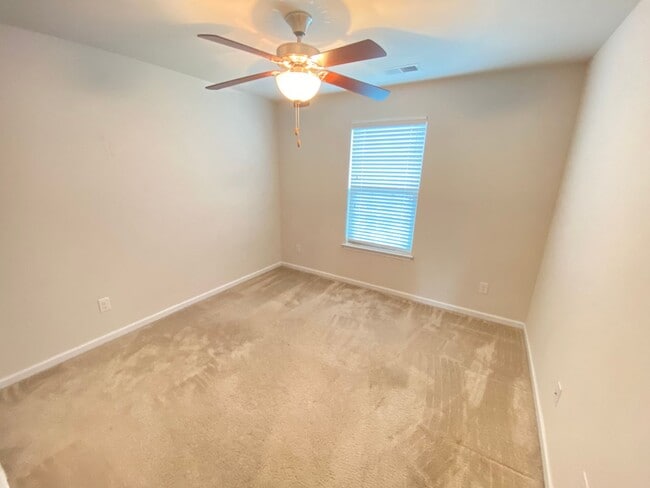 Building Photo - 3bed/2.5ba townhome Ideally Located betwee...