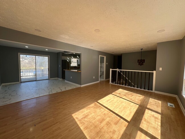 Building Photo - 5 Bedroom / 3 Bath Home Kingsport, TN