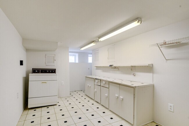 Building Photo - Two Bedroom Two Bathroom House In Baltimore City