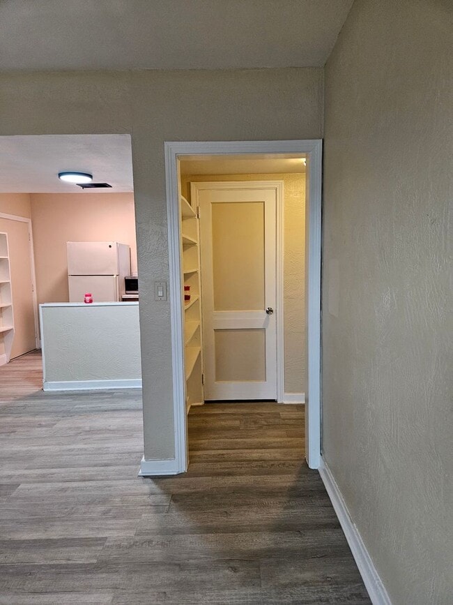 Building Photo - 2 bedroom 1 bath apartment beach side