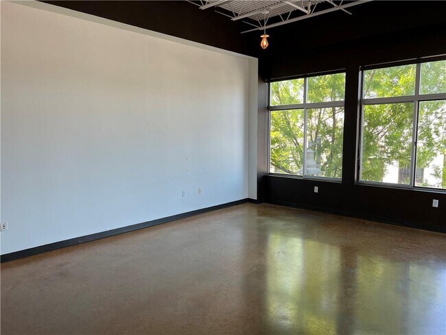 Building Photo - 2401 E 6th St