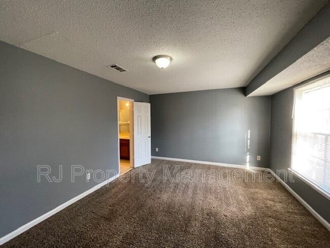 Building Photo - 5560 Blossom Ln