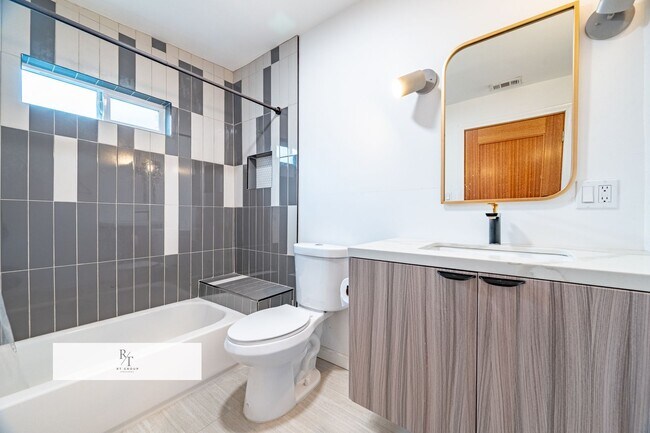 Building Photo - Spacious 4-Bed, 3-Bath Home in Los Angeles – Includes 2 Suites