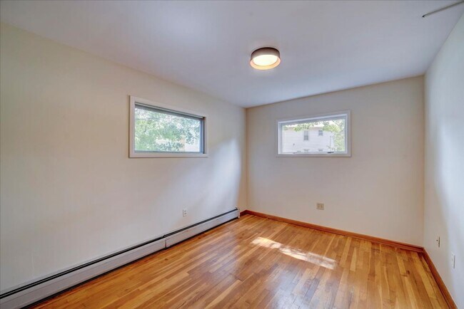 Building Photo - 3 Bedroom Apartment in Burlington VT Avail...