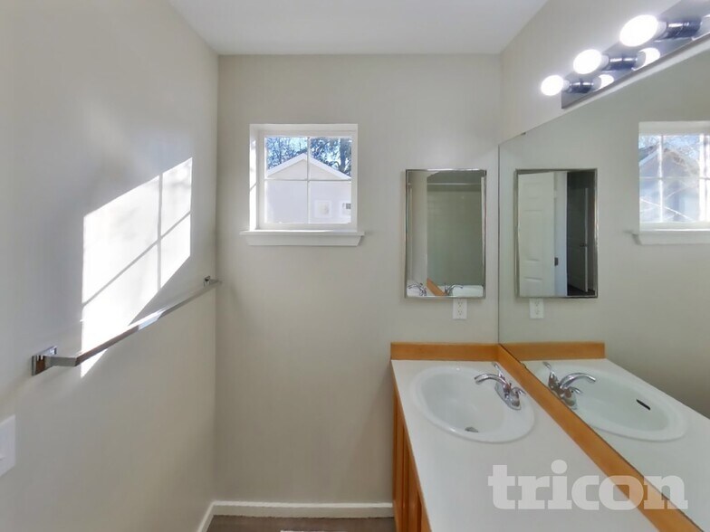 Building Photo - 2213 Anderson Ave